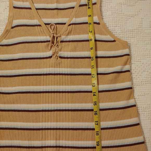 Cute Sleeveless Sweater - Picture 2 of 4